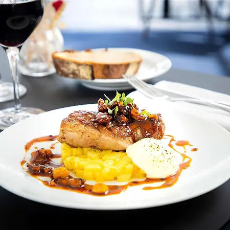 Mercure La Corderie Royale 4*